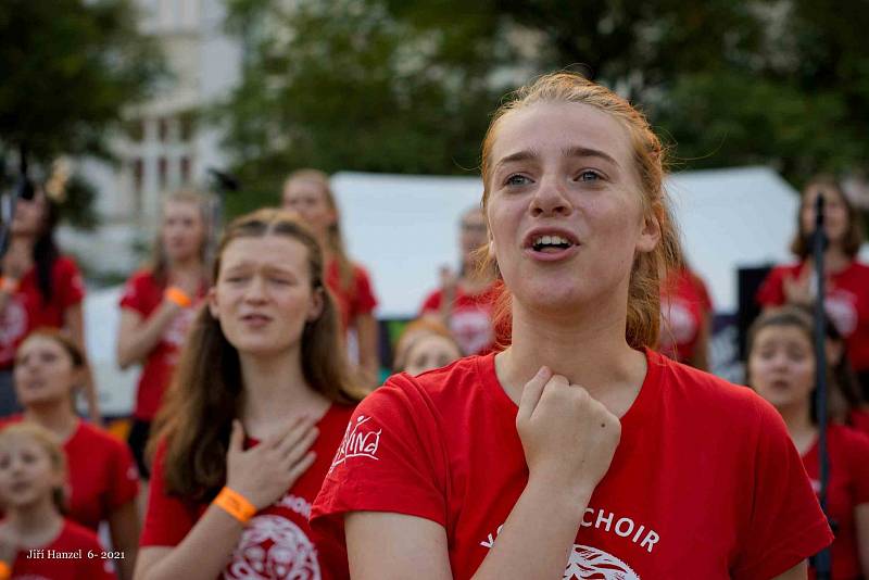 Pěvecký sbor Permoník na Festivale v ulicích objektivem Jiřího Hanzela.