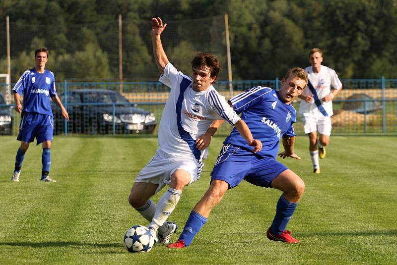 Sobotní fotbalové odpoledne v Petrovicích. V poháru postoupil Frýdek (v bílém).