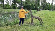 Bogdan Kornas z Karviné vyrábí sochy nejen zvířat z vrbového proutí.