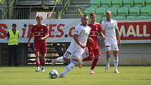 Fotbalisté Karviné (v bílém) remizovali s Třincem 1:1.