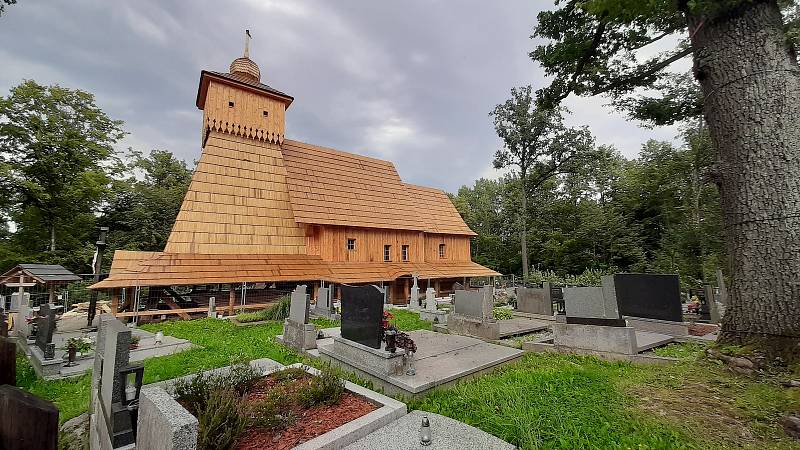 Stavba dřevěného kostela v Gutech se stává turistickou atrakcí.