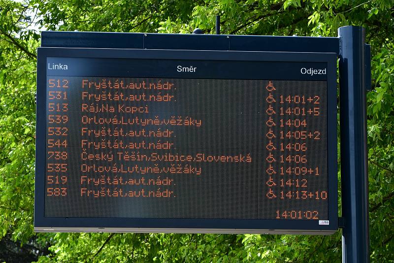 Na vybraných zastávkách v Karviné jsou cestujícím k dispozici nové digitální panely s odjezdy autobusů.