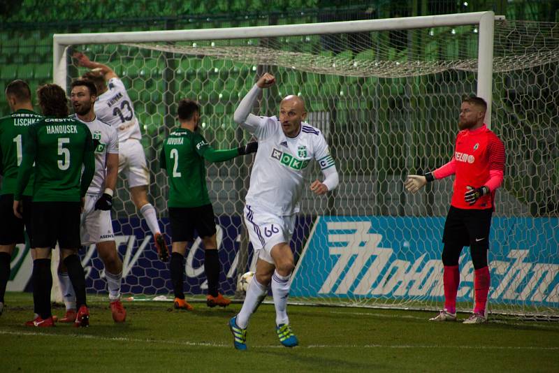 Z utkání Karviná (v bílém) - Jablonec 2:1