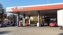 Řidiči z příhraničí mohou výhodně tankovat v Polsku, kde jsou pohonné hmoty levnější o 3 až 6 korun za litr.
