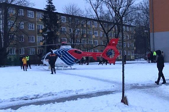 Pilot záchranářského vrtulníku přistál ve dvorku nedaleko domu, kde měli zdravotníci zásah.