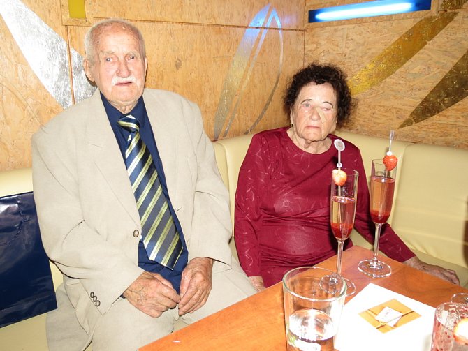 Alois Havlas se svou manželkou Vlastou při oslavě stých narozenin. 