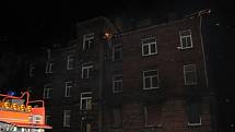 Hašení požáru domu v Bohumíně. 