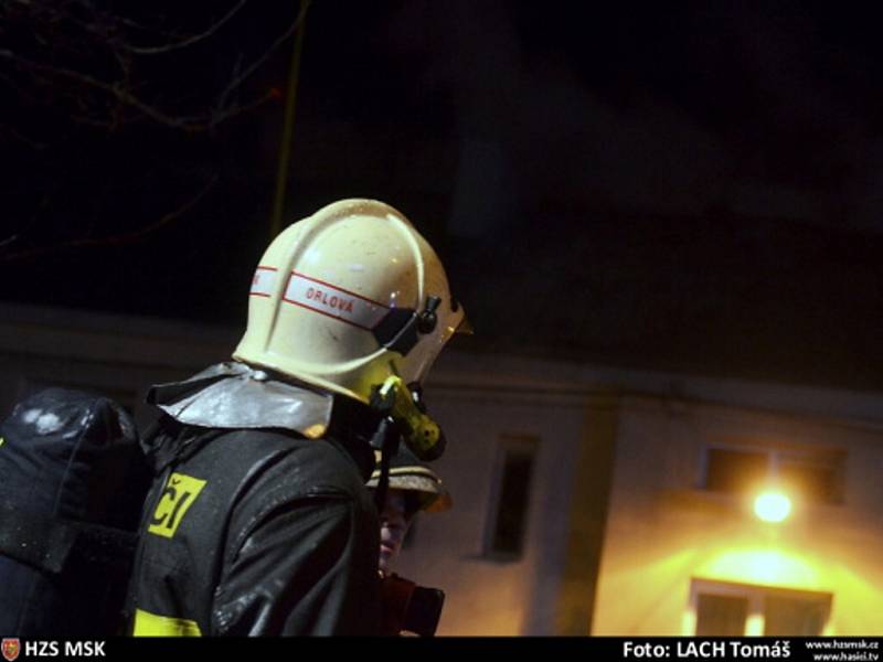 Zásah hasičů u požáru obytného domu v Orlové-Porubě. 