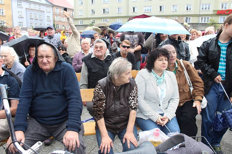 Prezident Miloš Zeman při návštěvě Českého Těšína z pódia mluvil k lidem na náměstí.