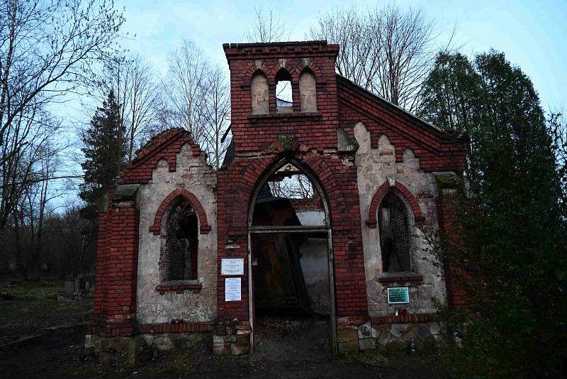 Fotoprocházka evangelickým hřbitovem v Karviné-Dolech.