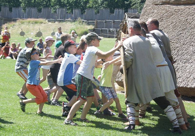 Oslavy svátku Cyrila a Metoděje byly v Archeoparku v Chotěbuzi plné zábavy i poučení o dávných dobách a bavili se tady děti i dospělí.