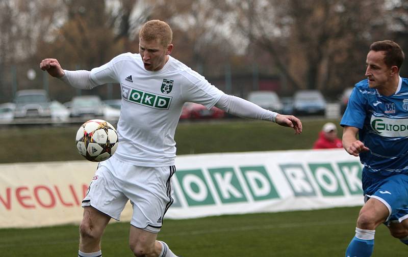 Karvinští fotbalisté (v bílém) porazili Ústí nad Labem.