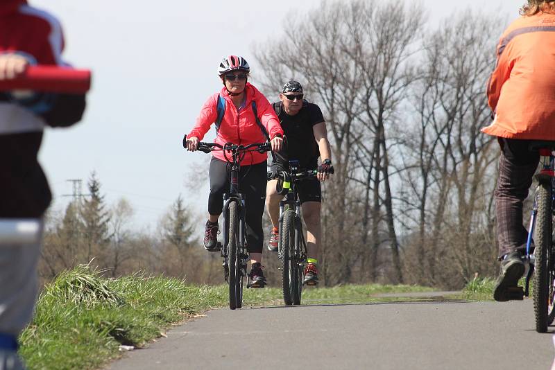 Slunečné a teplé počasí vylákalo lidi na cyklovýlety. Cyklostezka podél Olše a Darkovský most v Karviné byly v obležení cyklistů.