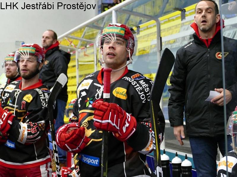 Pohled na střídačku a tribuny havířovského zimního stadionu