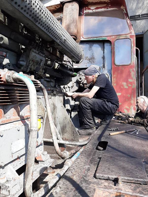 Členové Slezského železničního spolku dokončili během větší vyvazovací opravy i kompletní přelakování své největší lokomotivy T334.0966 (710.466), které se přezdívá Rosnička. Květen 2022.