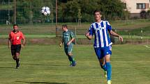 Třetí výhru v I.A třídě si připsali na konto fotbalisté Albrechtic (v modrém), kteří doma zdolali Dobratice 3:0.