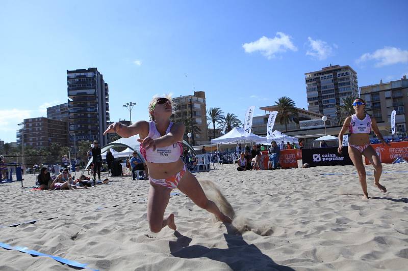 Plážová volejbalistka Marie Makovcová z klubu Beach Volleyball Karviná vedle studia ve Valencii objíždí se spoluhráčkou Julií Garrido Morales turnaje ve Španělsku a daří se jim.