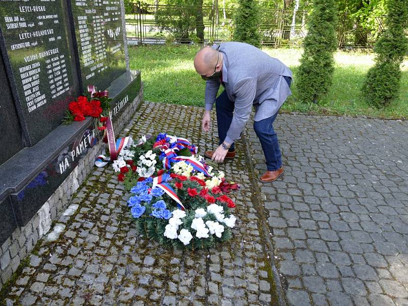 Členové vedení města Havířova ve čtvrtek 7. května dopoledne připomněli 75. výročí konce II. světové války.