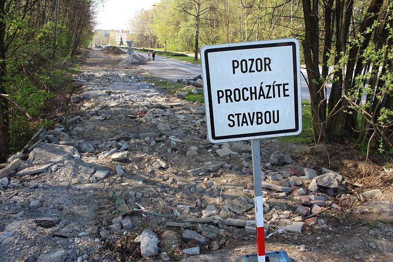 Stavba chodníku na Dlouhé třídě v Havířově-Životicích.