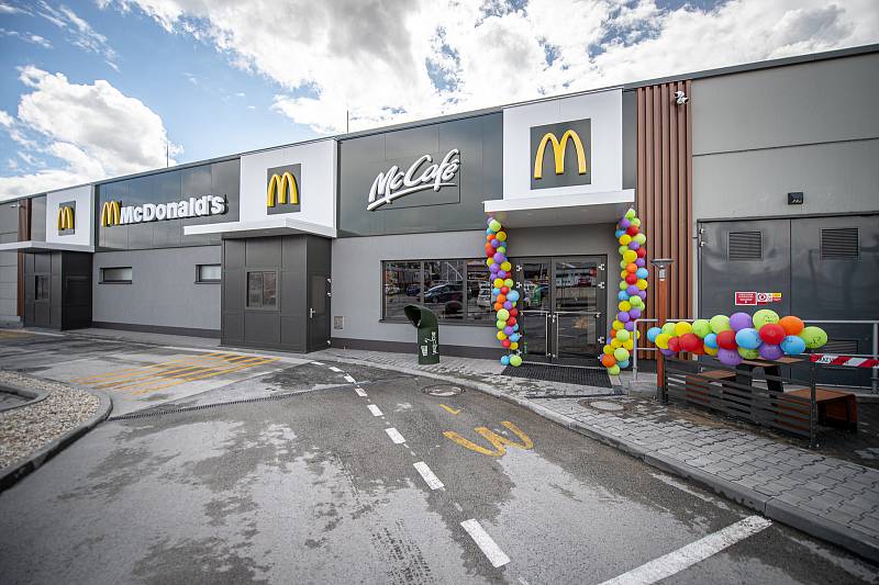 Otevření restaurace McDonald’s v Havířově, 7. května 2021.