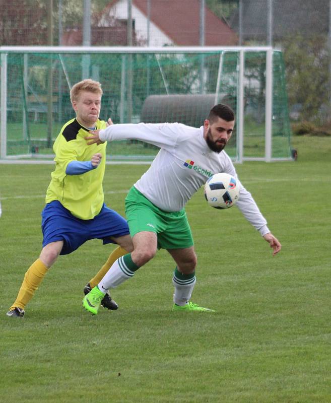 Utkání I.A třídy Stonava - Dolní Datyně (v bílém).