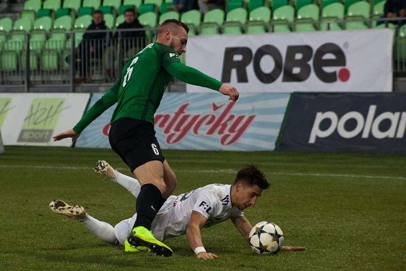 Z utkání Karviná (v bílém) - Jablonec 2:1