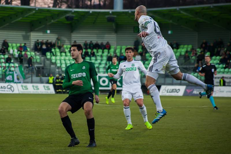 Z utkání Karviná (v bílém) - Jablonec 2:1