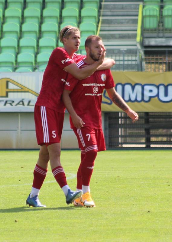 Fotbalisté Karviné (v bílém) remizovali s Třincem 1:1.