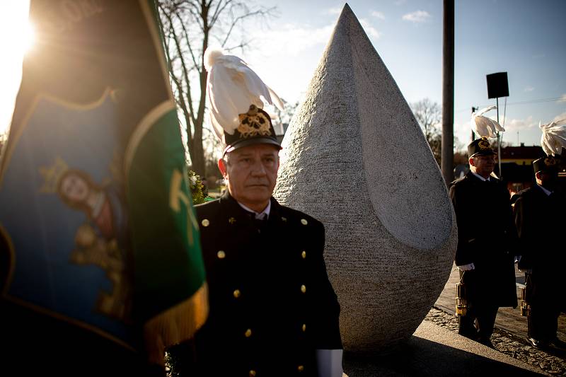 Ve Stonavě se konal pietní akt k uctění památky 13 horníků, kteří před rokem zahynuli v Dole ČSM-Sever při výbuchu metanu. Památku havířů připomíná v centru obce žulový monument ve tvaru slzy, 20. prosince 2019.