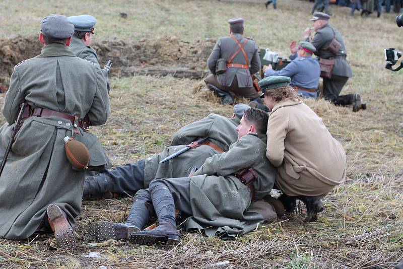 100 let od tzv. Sedmidenní války mezi Českem a Polskem o slezské území připomněla v sobotu odpoledne rekonstrukce válečné bitvy, která se konala v polském Skočově za účasti polských i českých vojensko-historických skupin.