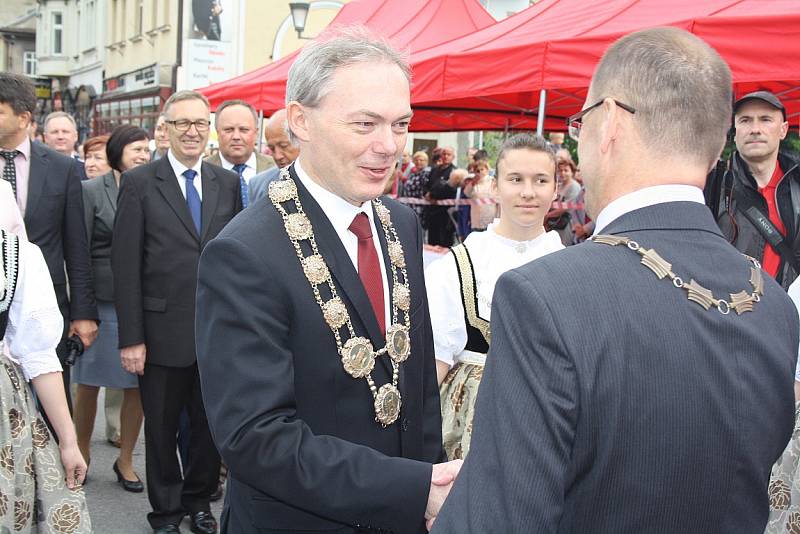 25. ročník Svátku Tří bratří zahájily v pátek tradiční slavnostní průvody z Českého Těšína a Cieszyna, které se setkaly na mostě Družby. 