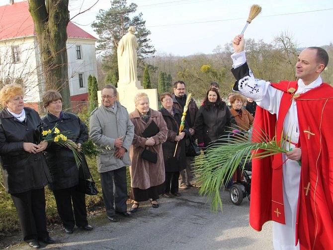 Ve Stonavě obnovili další velikonoční zvyk, a sice svěcení palem. Slavnosti se účastnili také černí myslivci a místní dobrovolní hasiči. 