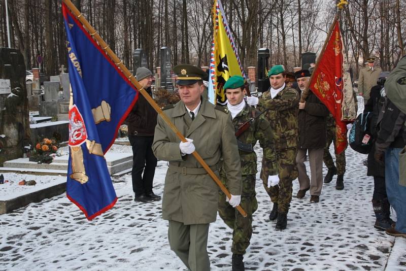 Pietní akt u památníku v Orlové za oběti válečného konfliktu v roce 1919. 