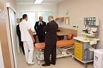 V Karvinské hornické nemocnici ve čtvrtek otevřeli zrekonstruované oddělení ortopedie. Slavnostního přestřižení a prohlídky prostor se zúčastnil i ministr zdravotnictví Svatopluk Němeček. 