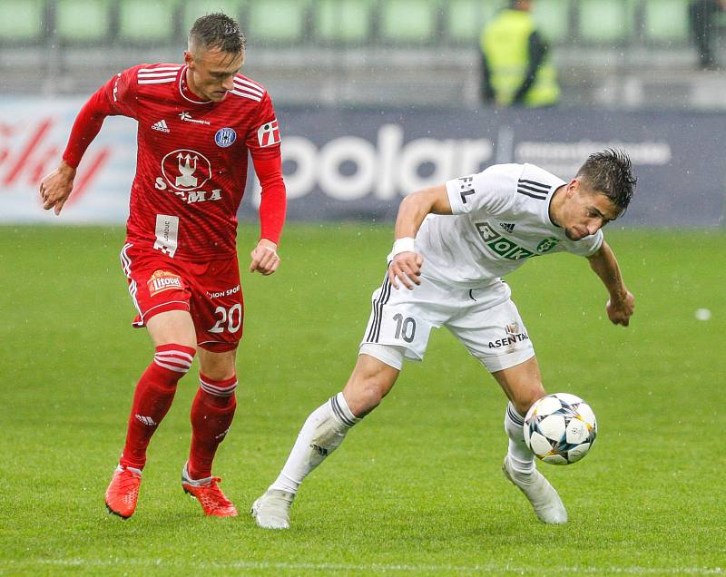 Fotbalisté Karviné (v bílém) ztratili slibně rozehraný zápas s Olomoucí.