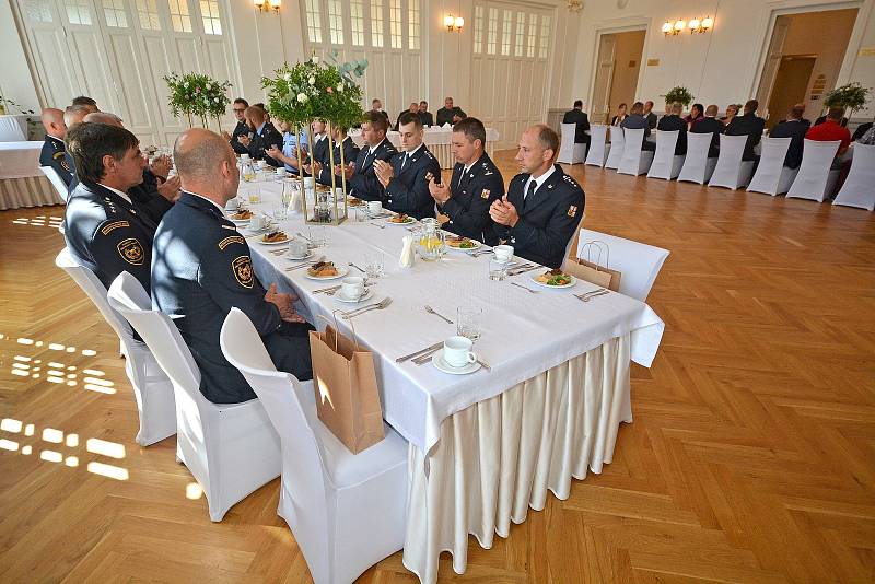 Vedení Bohumína ocenilo záchranáře zasahující u požáru 8. srpna, a pozvalo je na setkání spojené s obědem do hotelu Pod Zeleným dubem ve Starém Bohumíně.