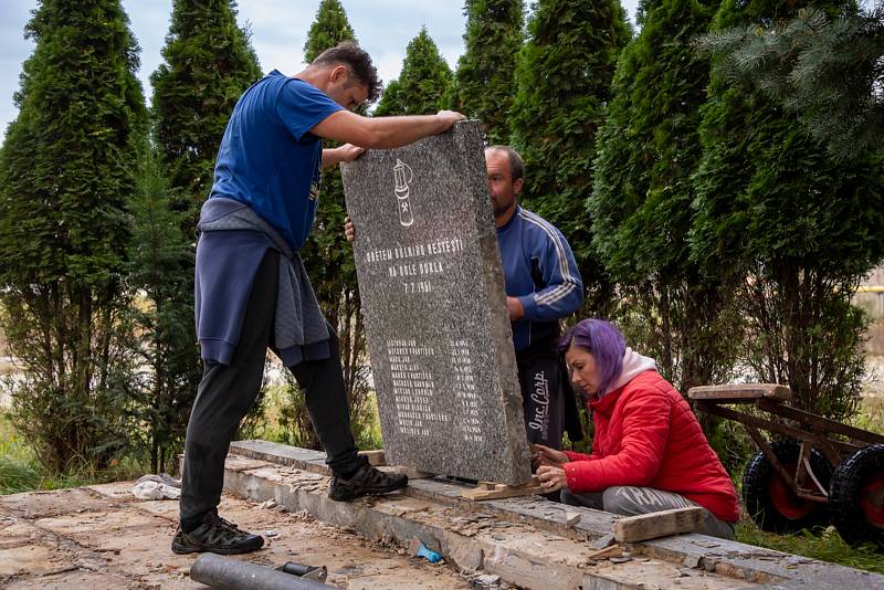 Kameníci rozebrali pomník obětem důlního neštěstí na Dole Dukla v roce 1961 a budou jej v Těrlicku renovovat.