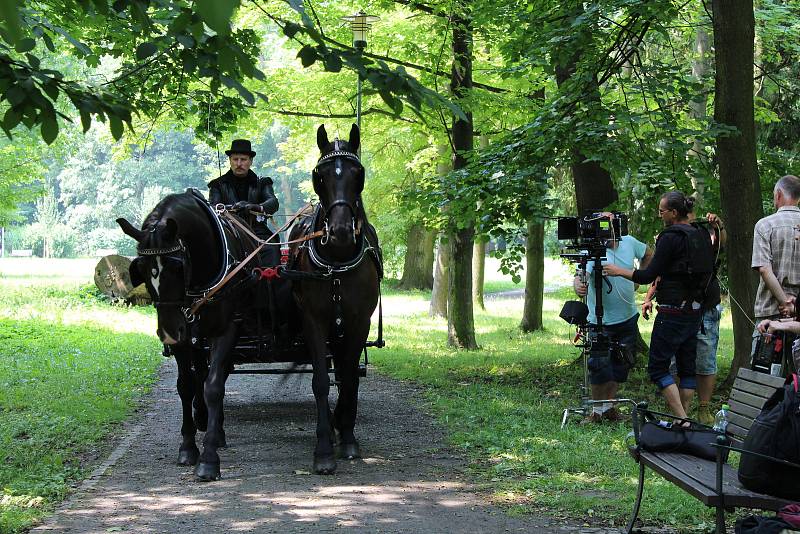 Filmaři natáčejí v těchto dnech na Zámku Fryštát česko-slovenskou pohádku Když draka bolí hlava. Hraje v ní několik známých herců a hvězd českého showbyznysu