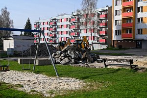 Na více parkovacích míst, zmodernizované dětské hřiště a nové chodníky se mohou těšit obyvatelé Karviné bydlící ve vnitrobloku ulice Cihelní. Březen 2024.