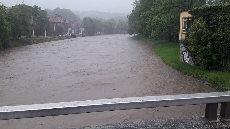 Řeka Olše mezi Českým a polským Těšínem 23. 5. 2019.