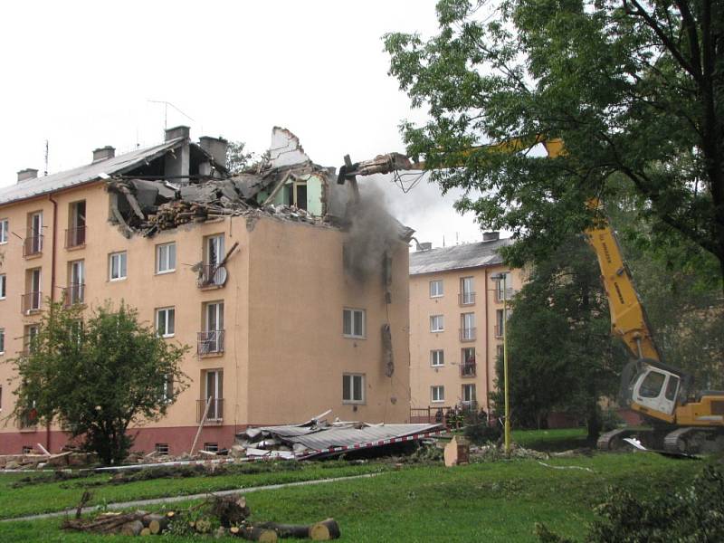 Demolice střechy a bytu v domě, který poškodil výbuch plynu. 