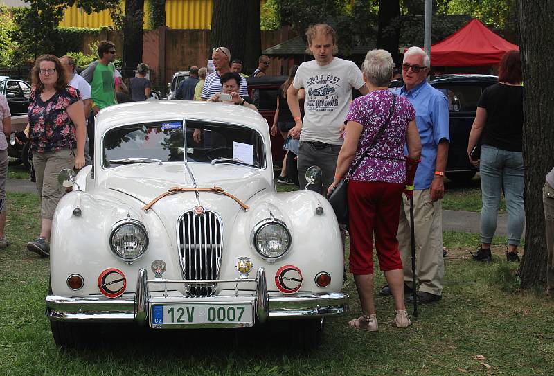 Setkání řidičů starých aut a motocyklů v Bohumíně, které pořádal Veteran car club Ostrava v sobotu 3. srpna 2019.