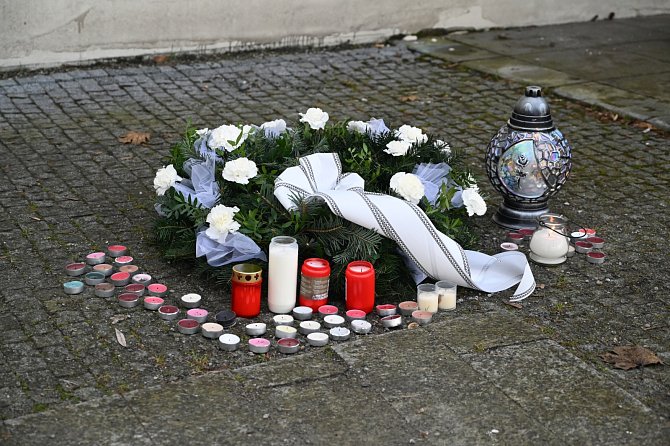 Před karvinským zámkem Fryštát bylo zřízeno pietní místo k uctění památky obětí tragédie na Filozofické fakultě Univerzity Karlovy v Praze. 22. prosince 2023.