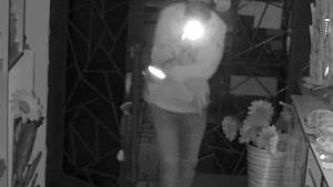 Muž v Havířově ukradl ve večerce pokladnu. Policie zveřejnila záznam