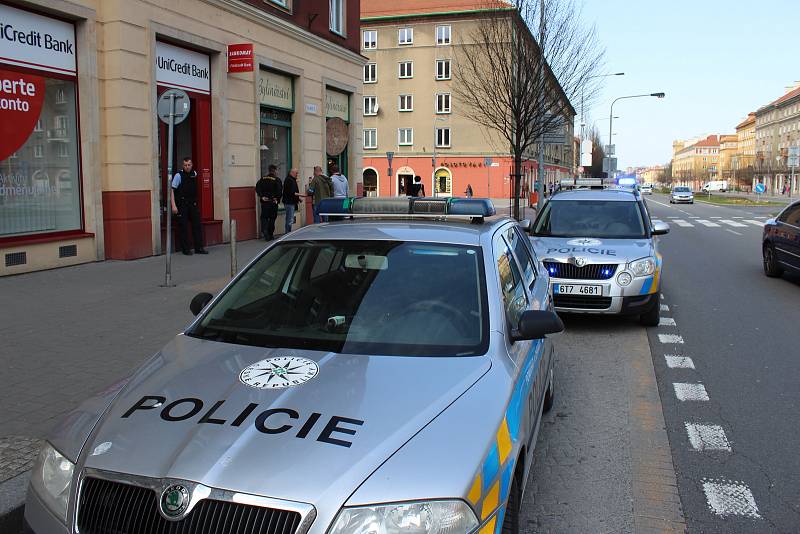 Zásah policistů po loupežném přepadení banky v centru Havířova.