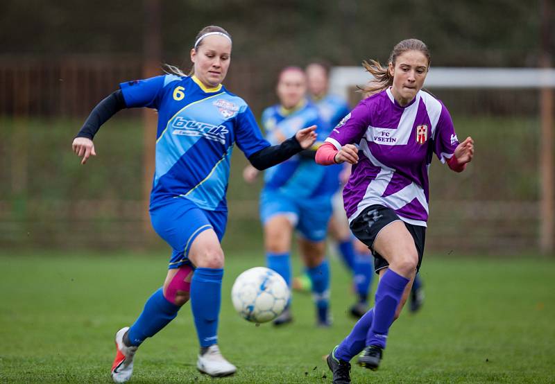 Fotbalistky Havířova (v modrém) porazily Vsetín.