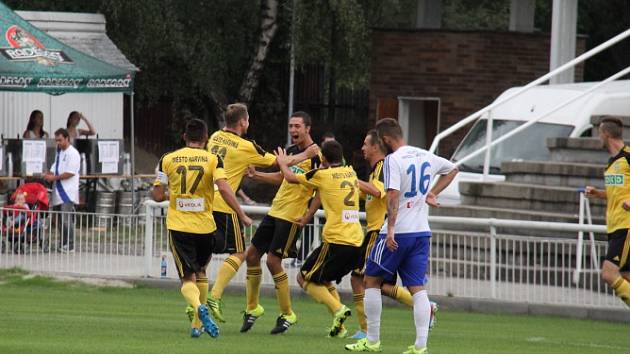 Frýdek-Místek (v bílém) vs. Karviná 0:2.