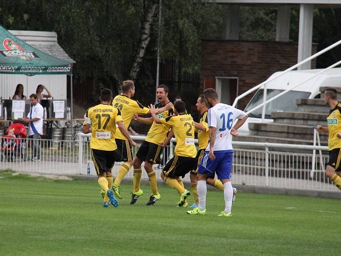 Frýdek-Místek (v bílém) vs. Karviná 0:2.