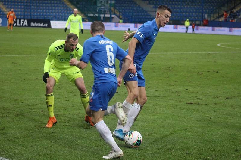 Karvinští fotbalisté (v zelenkavém) prohráli v Liberci 0:3.