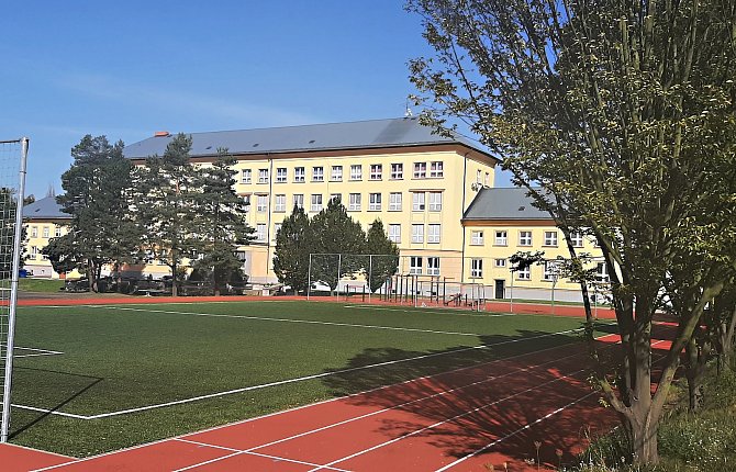 Gymnázium Karviná si připomíná 70 let od založení. Pořádá den otevřených dveří se setkání absolventů.